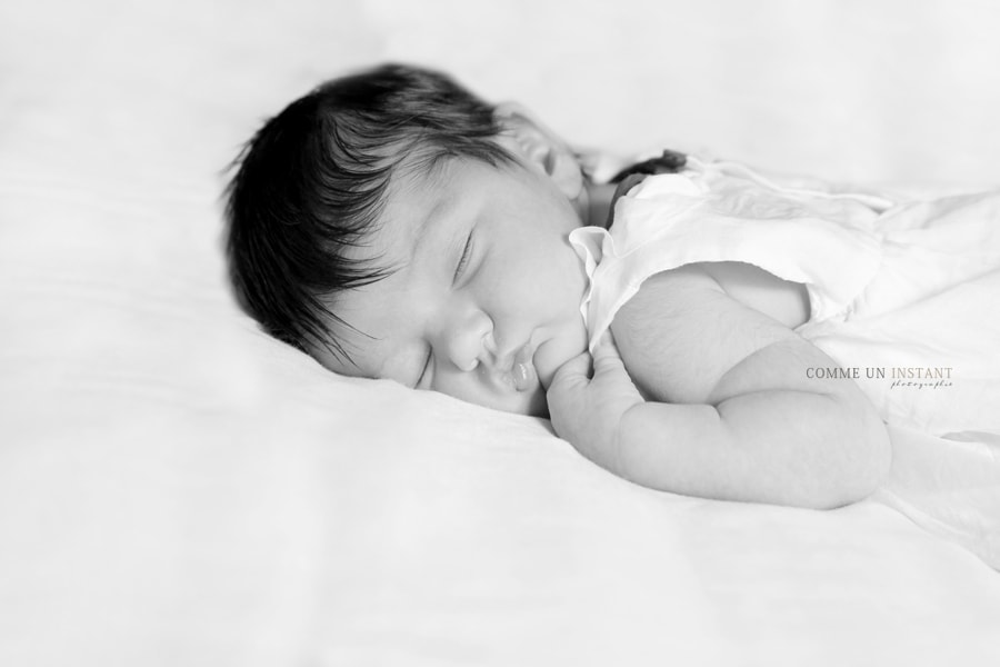 petites mains - photographe professionnelle nouveau né en train de dormir - noir et blanc - bébé - photographe nouveau né - shooting de bebe - nouveau né studio