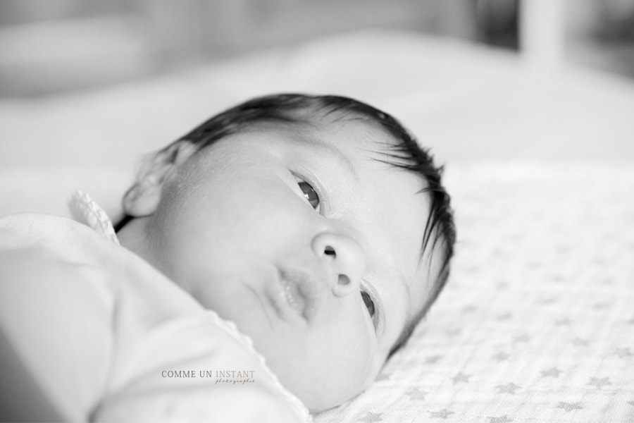nouveau né - photographe a domicile de bébé à Alfortville (94140 Val de Marne 94) - photographe professionnelle bébé - photographie noir et blanc - photographe nouveau né studio