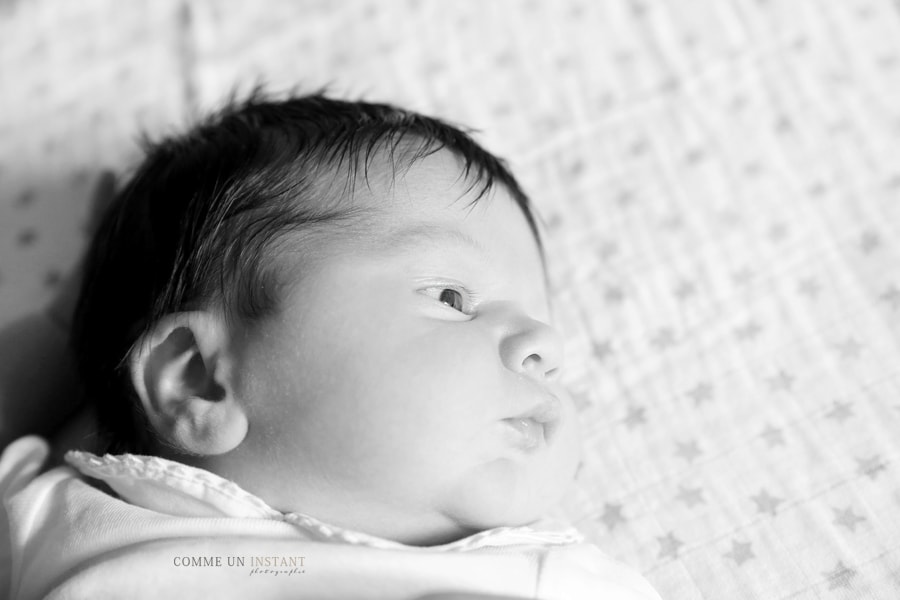 nouveau né studio, photographe à domicile nouveau né, photographe a domicile nouveau né, reportage photographe bébé, noir et blanc