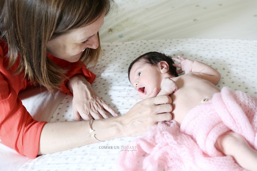 famille studio, reportage photographe famille, nouveau né, nouveau né studio, bébé, shooting à domicile pour bébé en centre ville de Saint Germain en Laye (78100 Yvelines 78) et sa région