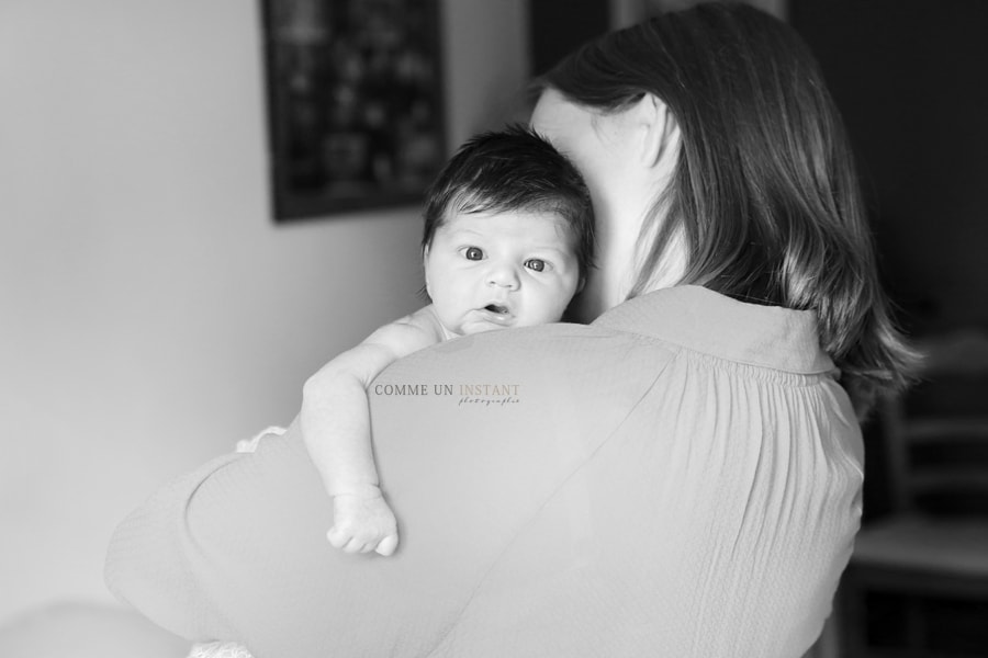 famille - photographe à domicile bebe - reportage photographe noir et blanc - nouveau né - bébé