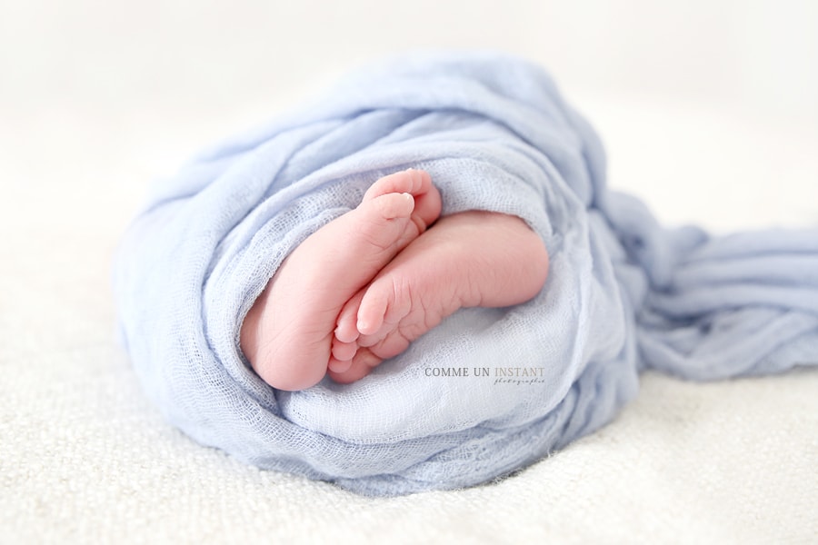 petits pieds, petit peton, nouveau né studio, photographe a domicile bebes, photographe professionnelle nouveau né, nouveau né en train de dormir