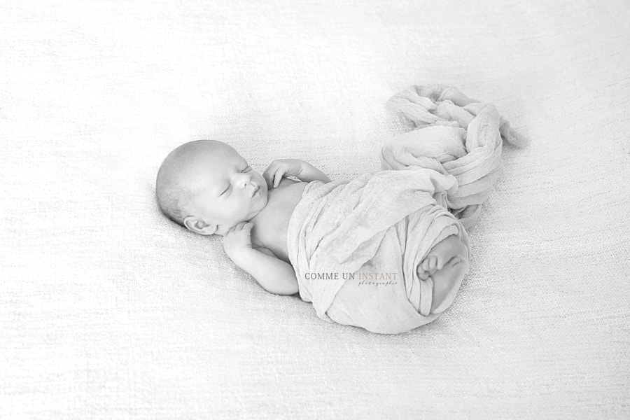 shooting bébés - noir et blanc - photographe nouveau né studio - nouveau né en train de dormir - photographe à domicile nouveau né