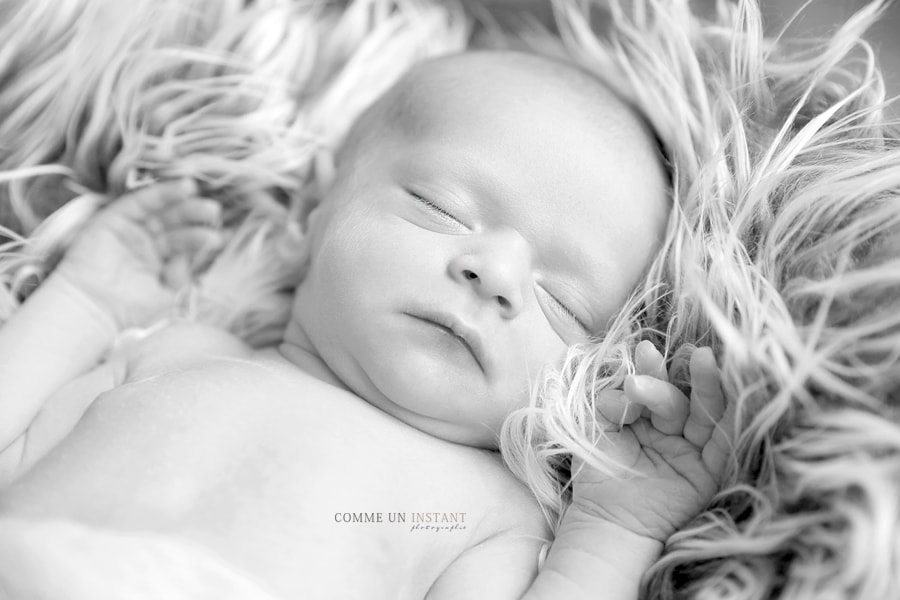 nouveau né en train de dormir, shooting noir et blanc, nouveau né studio, nouveau né, photographe a domicile pour bebe
