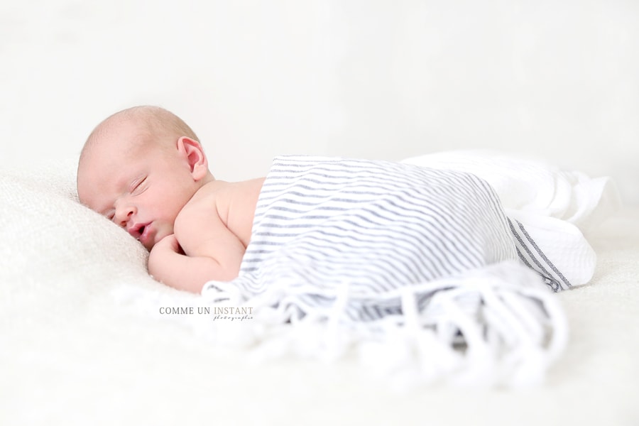 photographe bébé - photographe à domicile bébé en train de dormir - reportage photographe de nouveaux nés - bébé studio - nouveau né en train de dormir - nouveau né studio - nouveau né