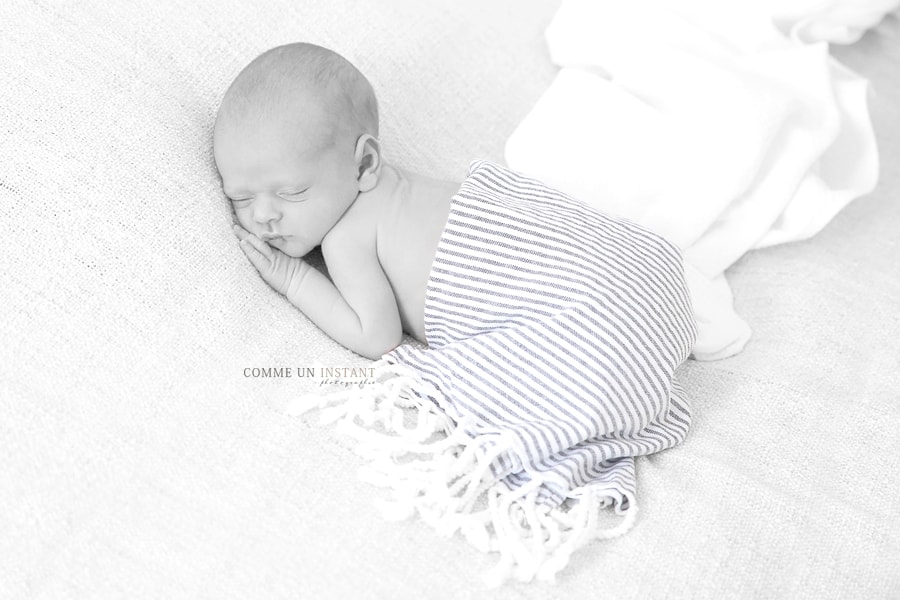 bébé en train de dormir - photographie bébés a Paris (75000 Paris 75) - photographe à domicile nouveau né studio - noir et blanc - nouveau né - bébé - photographie nouveau né en train de dormir