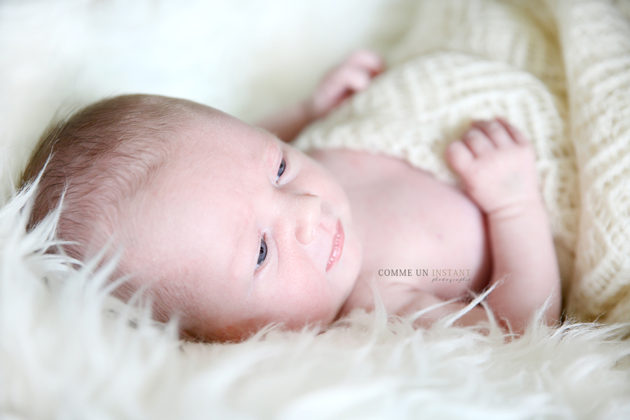 shooting à domicile bébé aux yeux bleus, nouveau né studio, photographe pro pour bébés
