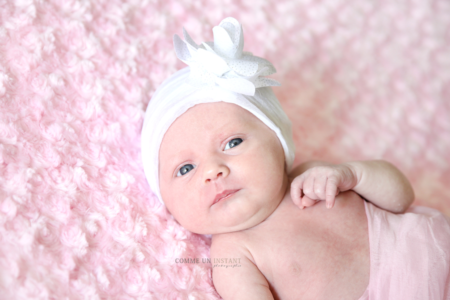 bébé aux yeux bleus, reportage photographe de bebe, nouveau né studio