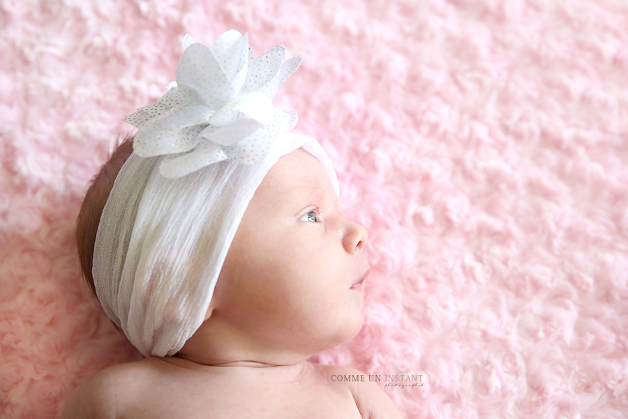 nouveau né studio, bébé aux yeux bleus, photographe a domicile pour nouveau ne