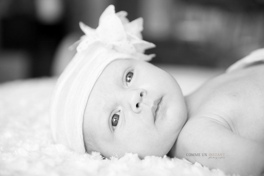 photographe noir et blanc - nouveau né studio - photographe a domicile de bebes