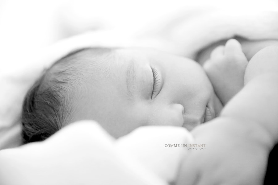 photographe professionnelle bebe a Paris 75 du côté du Sacré Coeur, des Invalides et du Trocadero - bébé en train de dormir - nouveau né en train de dormir - reportage photographe nouveau né studio - bébé métis - noir et blanc