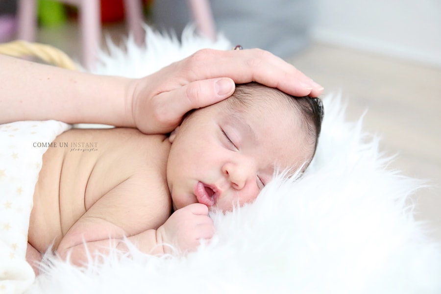 photographe a domicile de bébé à Paris 75 du côté des Champs Elysées, du Panthéon et de la Tour Montparnasse, photographe pro bébé métis, bébé en train de dormir, nouveau né en train de dormir