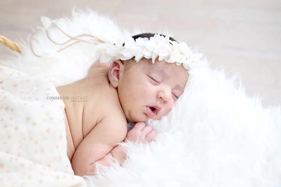 nouveau né studio, shooting pour bébés en centre ville de Levallois Perret (92300 Hauts de Seine 92), nouveau né en train de dormir, photographe professionnelle bébé métis