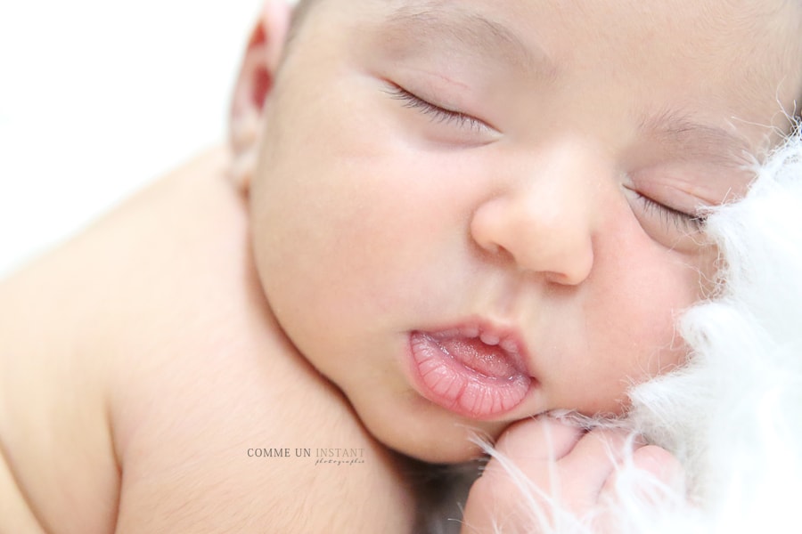 nouveau né en train de dormir - photographe bebe a Paris 75 du côté de la Concorde et de Montmartre - photographe pro bébé métis - bébé studio - nouveau né studio - bébé en train de dormir