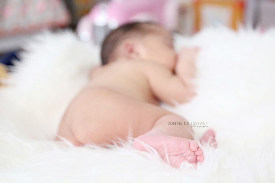 shooting à domicile bebe en plein coeur de Levallois Perret (92300 Hauts de Seine 92) - nouveau né en train de dormir - bébé en train de dormir - photographe pro bébé métis - petits pieds, petit peton