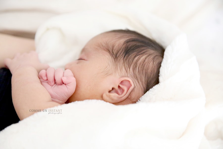 photographe professionnelle bébé en train de dormir, photographe à domicile pour bebes, nouveau né en train de dormir