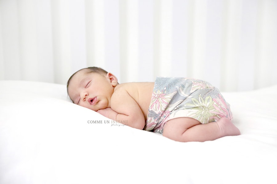 photographe pro nouveau né en train de dormir, nouveau né studio, shooting à domicile de nouveau né, bébé métis