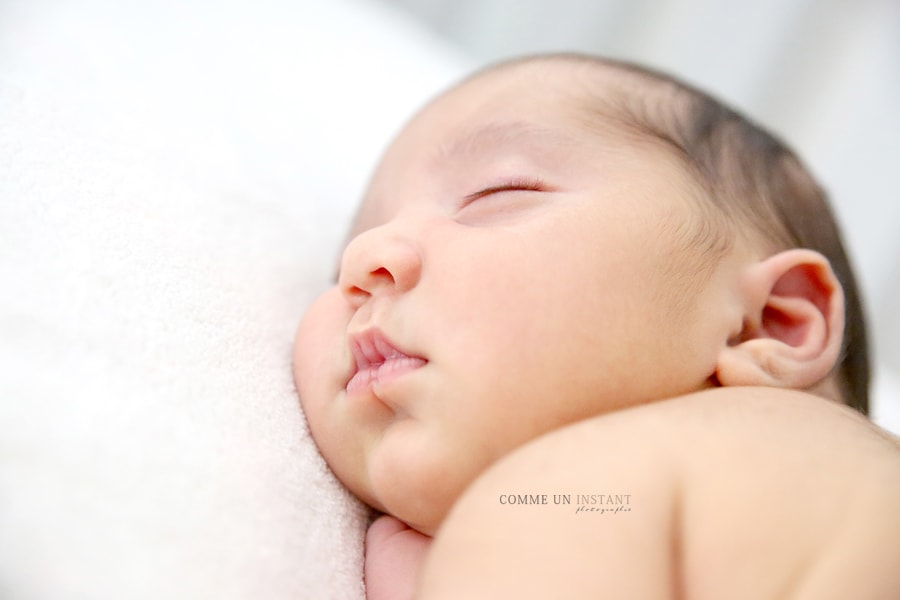 photographe à domicile bébé, bébé en train de dormir, nouveau né studio, reportage photographe bébé métis, photographe a domicile nouveau né en train de dormir