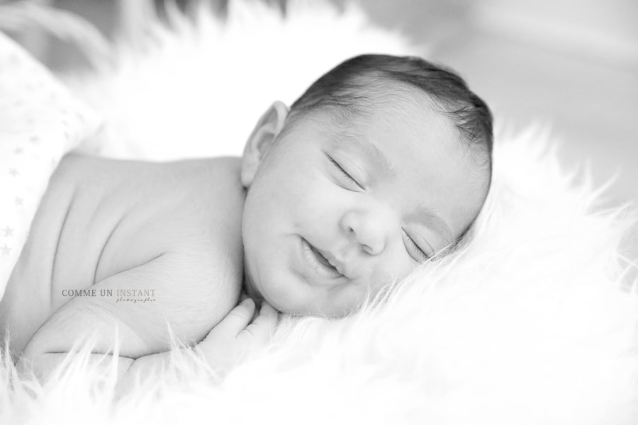 bébé métis, reportage photographe bébé en train de dormir, photographe noir et blanc, photographe professionnelle pour nouveaux nés à Paris 75 au niveau de l'Opéra et du Pont Alexandre III, nouveau né en train de dormir