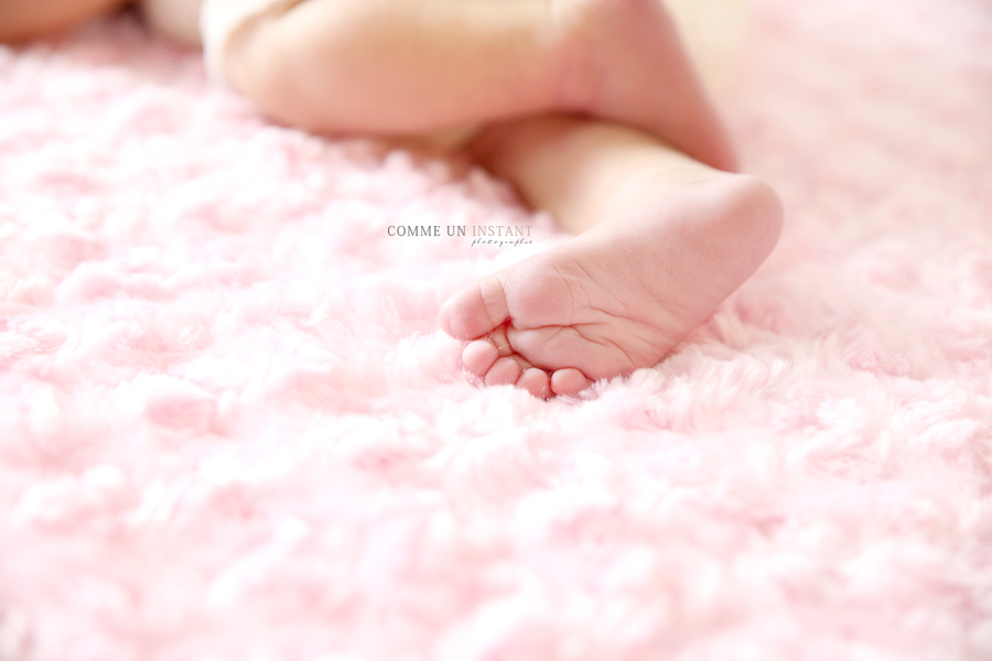 shooting à domicile bébé en train de dormir, photographie nouveau né, photographie pour nouveau né en centre ville de Saint-Maur des Fossés (94100 Val de Marne 94) et sa région, petits pieds, petit peton, nouveau né studio, nouveau né en train de dormir