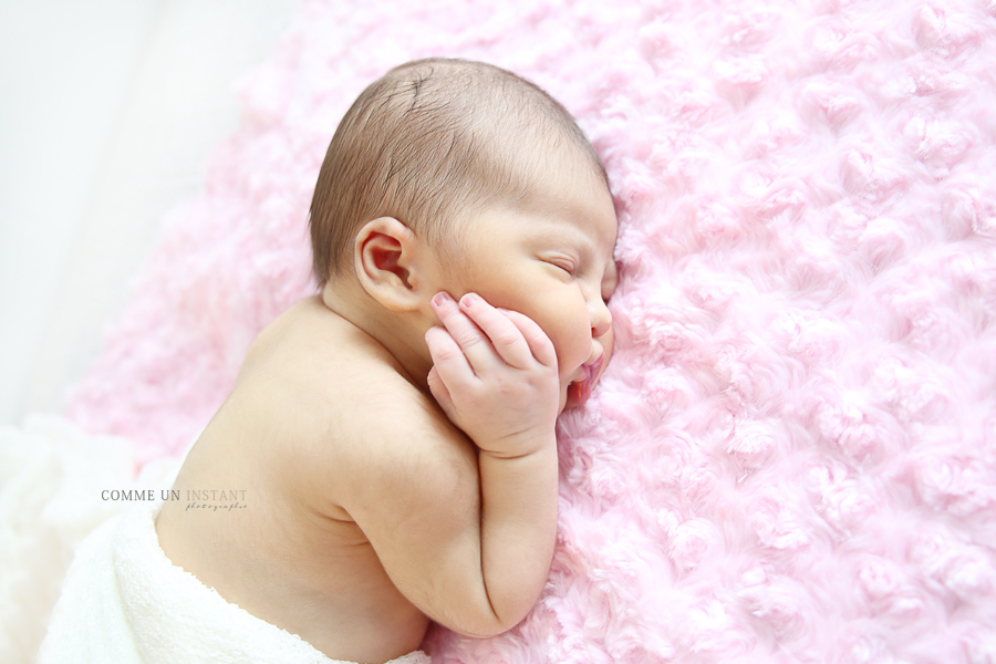photographe a domicile nouveau né - shooting de bebe - bébé en train de dormir - photographie nouveau né studio - bébé - nouveau né en train de dormir