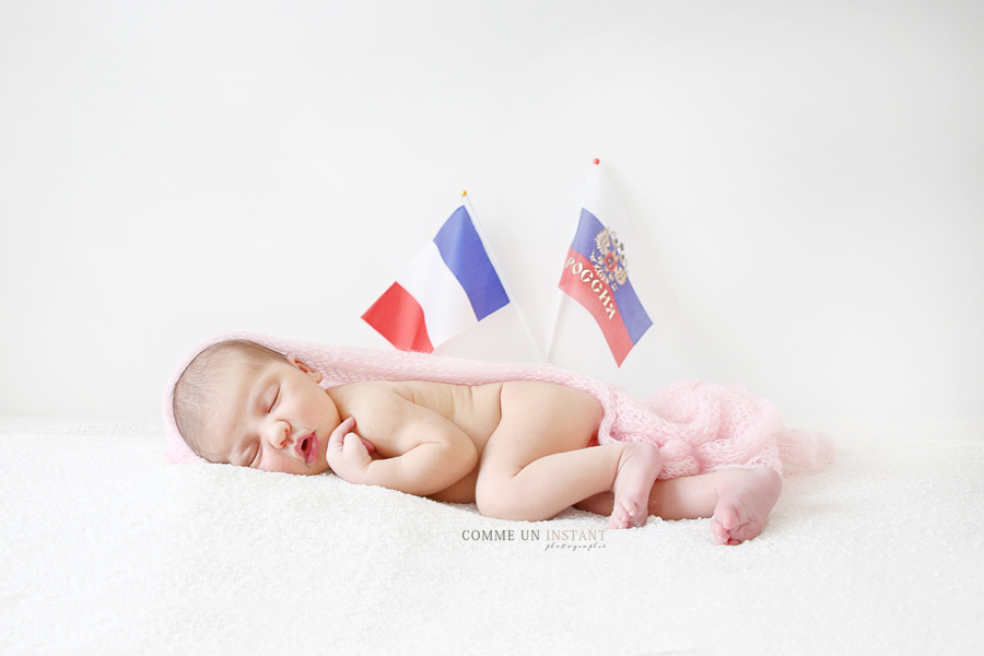 photographie nouveau né - photographe professionnelle bébé - nouveau né studio - bébé en train de dormir - photographe pro nouveau né en train de dormir - photographe a domicile de nouveau ne sur Paris 75 au niveau du Pont Alexandre III et des Tuileries