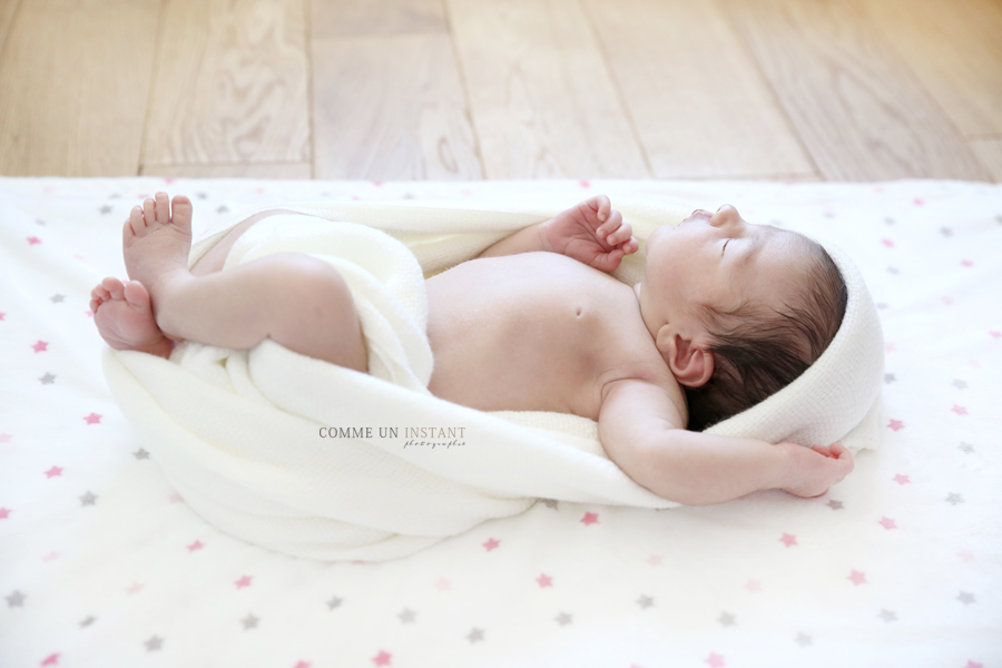 photographie nouveau né studio - nouveau né en train de dormir - shooting à domicile petits pieds, petit peton - bébé studio - photographe à domicile petites mains - shooting nouveau ne en centre ville de Châtillon (92320 Hauts de Seine 92) - bébé en train de dormir - photographe pro nouveau né - bébé