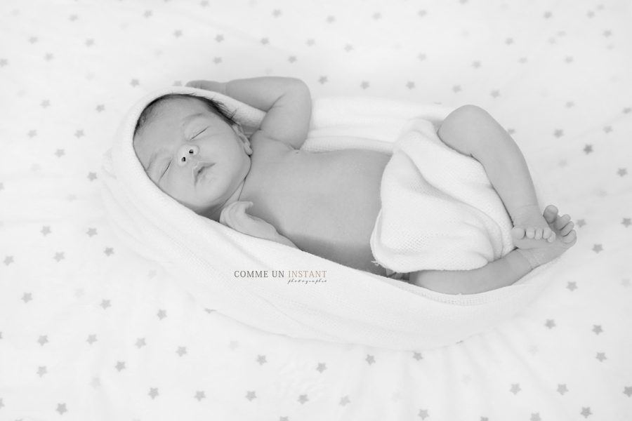 shooting noir et blanc, photographe nouveau né en train de dormir, reportage photographe nouveau né studio, shooting bébé studio, petits pieds, petit peton, bébé en train de dormir, shooting pour nouveau ne en plein coeur de Versailles (78000 Yvelines 78) et sa région, bébé, nouveau né