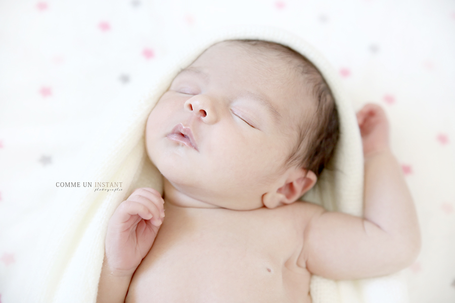 shooting à domicile bébé studio, bébé, shooting à domicile bébé en train de dormir, photographie pour nouveaux nés en plein coeur de Montmorency (95160 Val d'Oise 95) et sa région, nouveau né en train de dormir, nouveau né studio, nouveau né