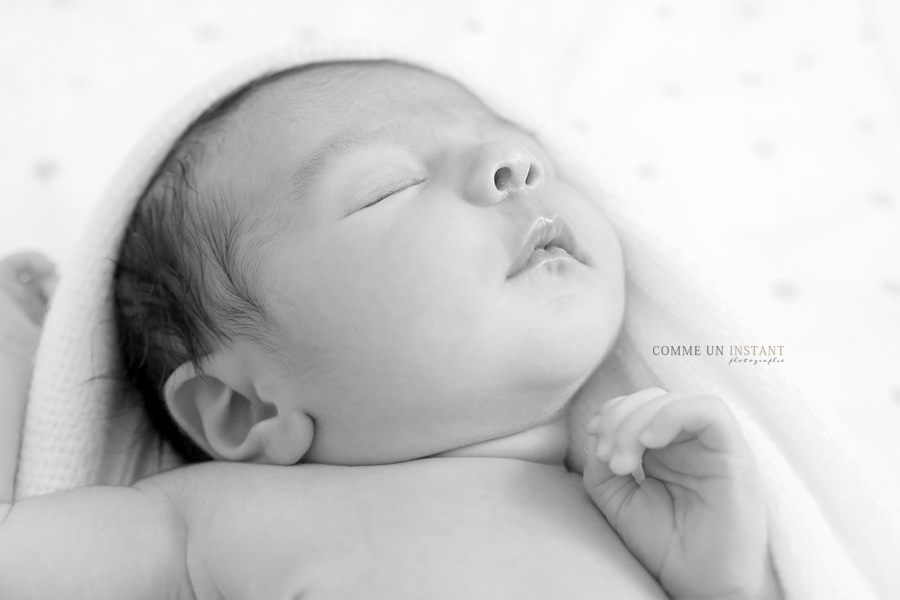 reportage photographe noir et blanc, photographe a domicile bébé en train de dormir, shooting bébé studio, photographe pro pour nouveaux nes, photographe à domicile nouveau né studio, nouveau né, nouveau né en train de dormir, bébé, shooting petites mains