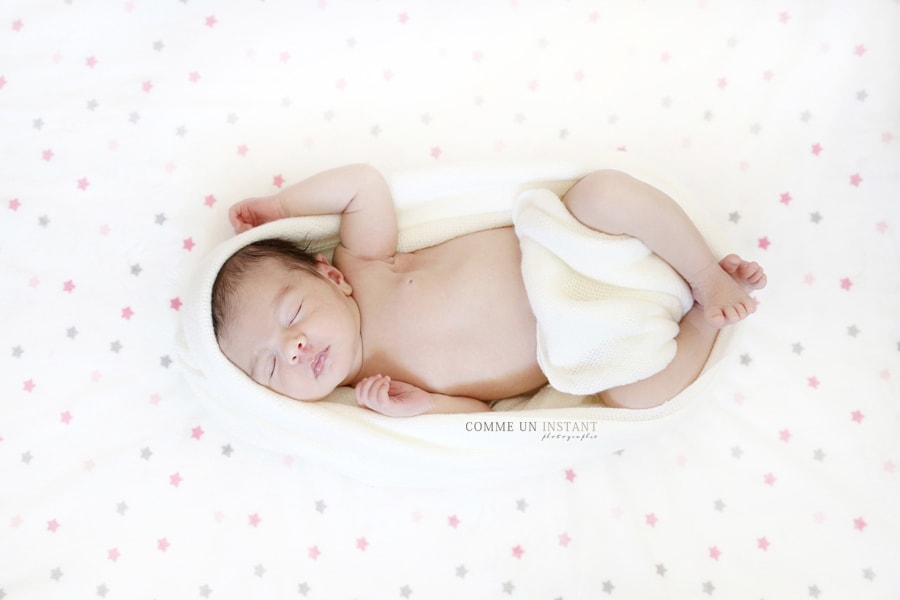 nouveau né studio - photographe professionnelle bébé en train de dormir - shooting à domicile nouveau né en train de dormir - nouveau né - photographe bébé - photographe professionnelle de nouveau né à Saint-Maur des Fossés (94100 Val de Marne 94) - bébé studio