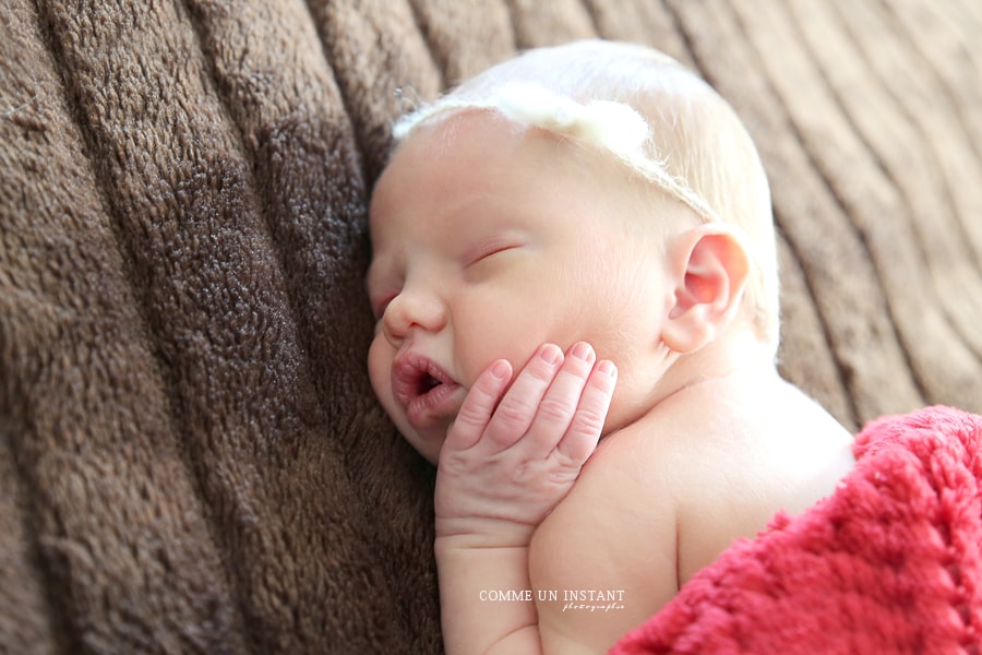 photographe a domicile pour nouveaux nés, nouveau né en train de dormir, reportage photographe bébé, photographe pro petites mains, nouveau né studio