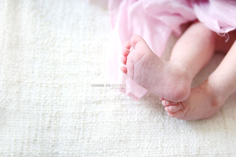 nouveau né - shooting bébé - photographe pro bébé - nouveau né en train de dormir - photographe pro amour - nouveau né studio - bébé studio - photographe pro bébé en train de dormir - petits pieds, petit peton