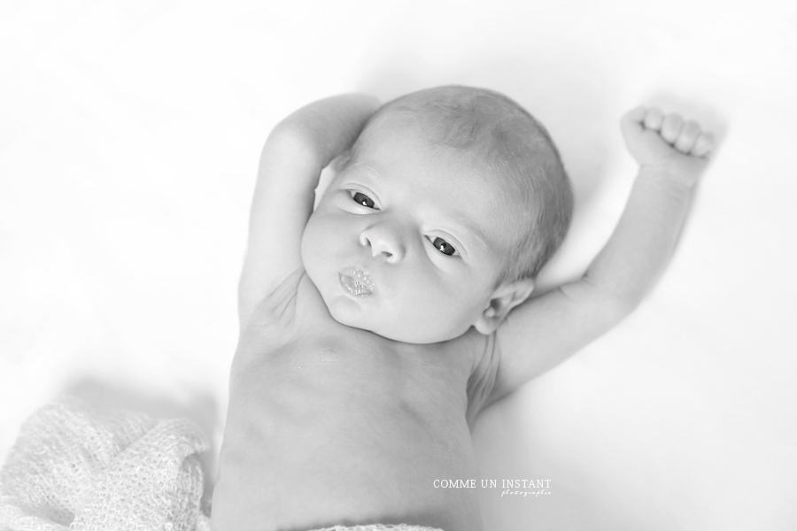 photographe pro nouveau né studio, photographe bébé, noir et blanc, photographe de bébés, nouveau né en train de dormir, photographe petites mains, reportage photographe nouveau né