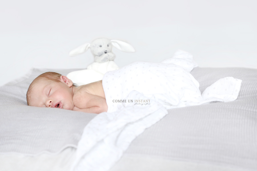 photographe professionnelle bébé - nouveau né studio - shooting à domicile bebe en plein coeur de Paris (75000 Paris 75) et sa région - nouveau né - nouveau né en train de dormir