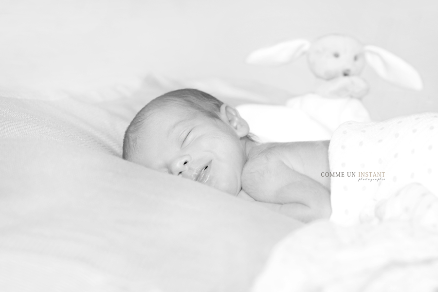 nouveau né - bébé - photographe à domicile nouveau né studio - photographe pour bébé en plein coeur de Levallois Perret (92300 Hauts de Seine 92) - photographe professionnelle nouveau né en train de dormir - noir et blanc