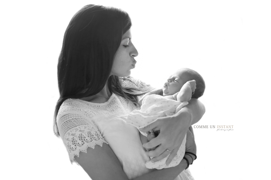 nouveau né en train de dormir - famille studio - nouveau né studio - shooting bébé - nouveau né - noir et blanc - reportage photographe pour nouveau ne - photographe pro bébé studio