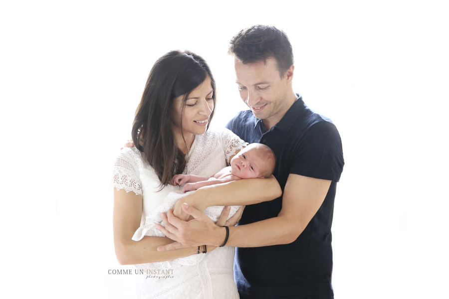 shooting nouveau né, famille studio, photographe professionnelle pour bebes en centre ville de Paris (75000 Paris 75) et sa région, nouveau né studio, nouveau né en train de dormir, photographe à domicile bébé