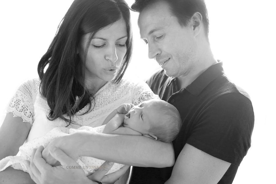 photographe pro pour bébés en plein coeur de Neuilly sur Seine (92200 Hauts de Seine 92) - noir et blanc - shooting à domicile nouveau né en train de dormir - bébé - enfant studio - nouveau né studio - photographe pro nouveau né