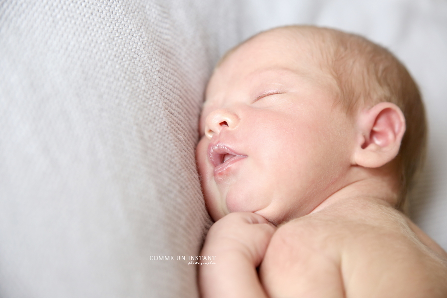 photographe à domicile petites mains - photographie nouveau né en train de dormir - photographe à domicile nouveau né studio - bébé - nouveau né - photographe bebes à Sannois (95110 Val d'Oise 95) et sa région