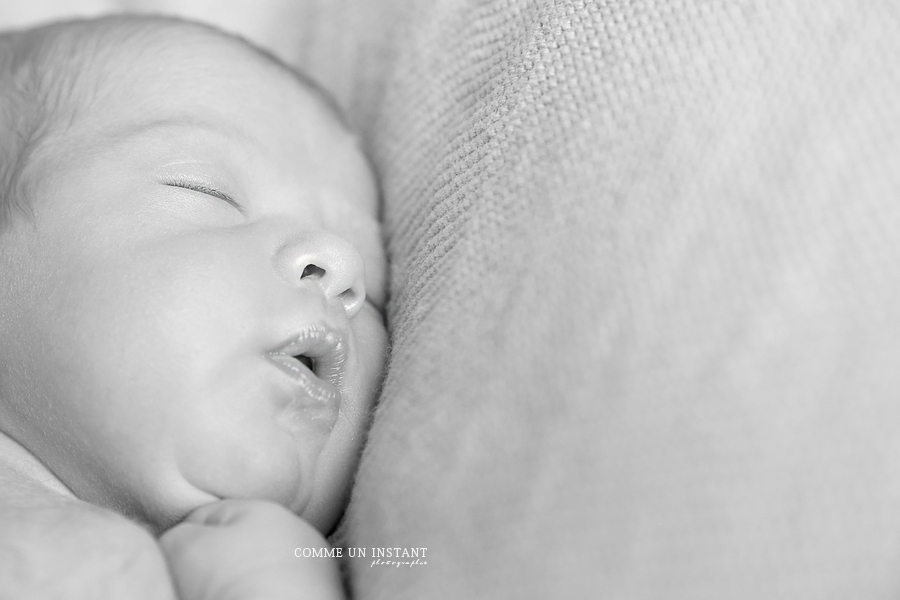 photographe pro nouveaux nes, photographe pro bébé, petites mains, photographe a domicile nouveau né en train de dormir, nouveau né studio, nouveau né
