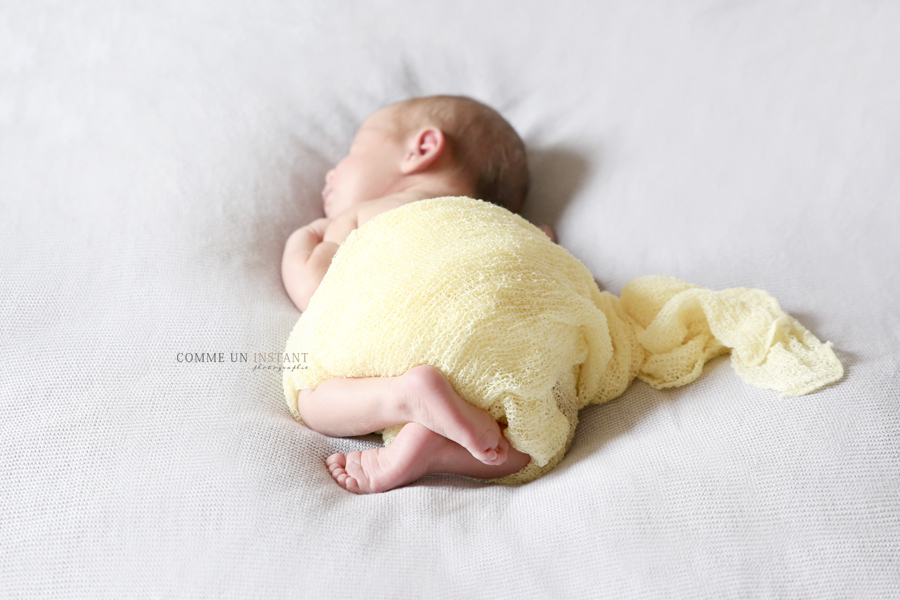 nouveau né en train de dormir, reportage photographe pour bebe, photographie nouveau né, shooting à domicile nouveau né studio, petits pieds, petit peton, photographe bébé