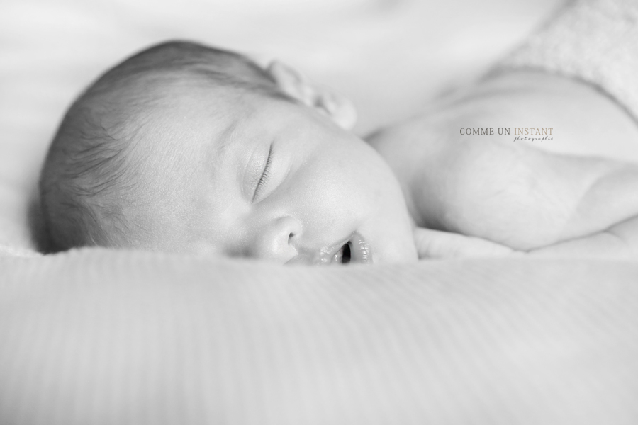 nouveau né en train de dormir - photographie bébé studio - photographe pro nouveau né studio - photographie nouveau né - bébé - photographie bebe a Maisons Alfort (94700 Val de Marne 94)