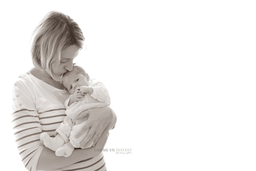 nouveau né, bébé studio, sépia, photographe a domicile famille, photographe professionnelle pour nouveau ne, famille studio, photographe à domicile bébé, noir et blanc, photographe nouveau né studio, photographie amour