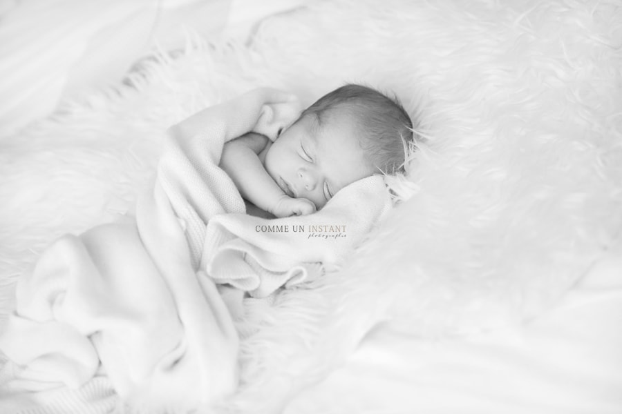 nouveau né studio - reportage photographe de nouveau ne sur Paris (75000 Paris 75) - bébé en train de dormir - nouveau né en train de dormir - nouveau né - noir et blanc - bébé - photographe pro bébé studio