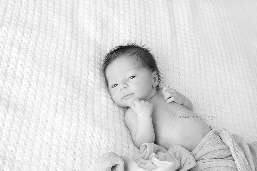 noir et blanc - shooting à domicile bébé - nouveau né studio