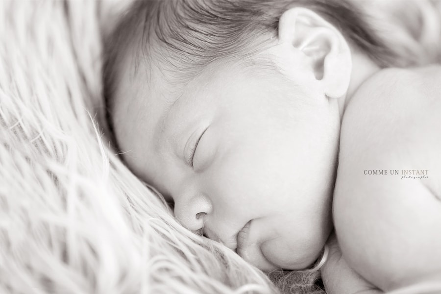 shooting à domicile pour bébés à Versailles (78000 Yvelines 78), sépia, photographe à domicile nouveau né studio, nouveau né en train de dormir