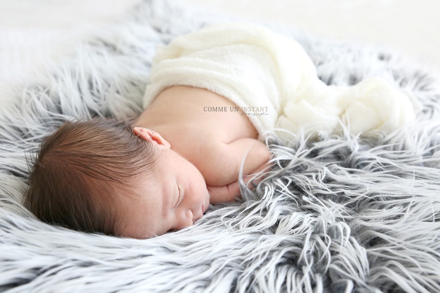 shooting à domicile bebes - photographe pro nouveau né en train de dormir - shooting nouveau né studio