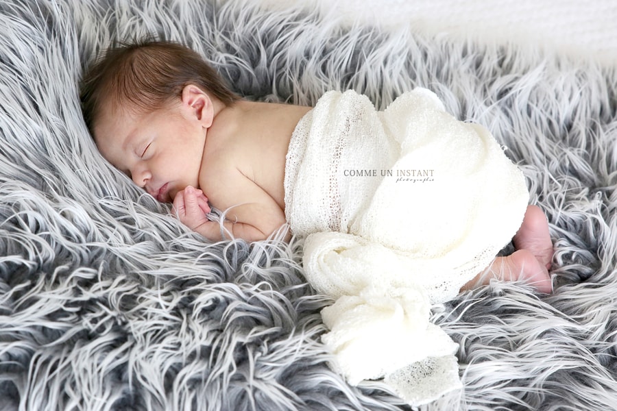 nouveau né studio, photographe bébé en plein coeur de Paris (75000 Paris 75), shooting à domicile nouveau né en train de dormir