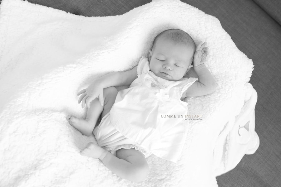 photographie bébé - photographe pro nouveau né studio - nouveau né en train de dormir - shooting à domicile pour bébé - photographe à domicile nouveau né - photographie noir et blanc